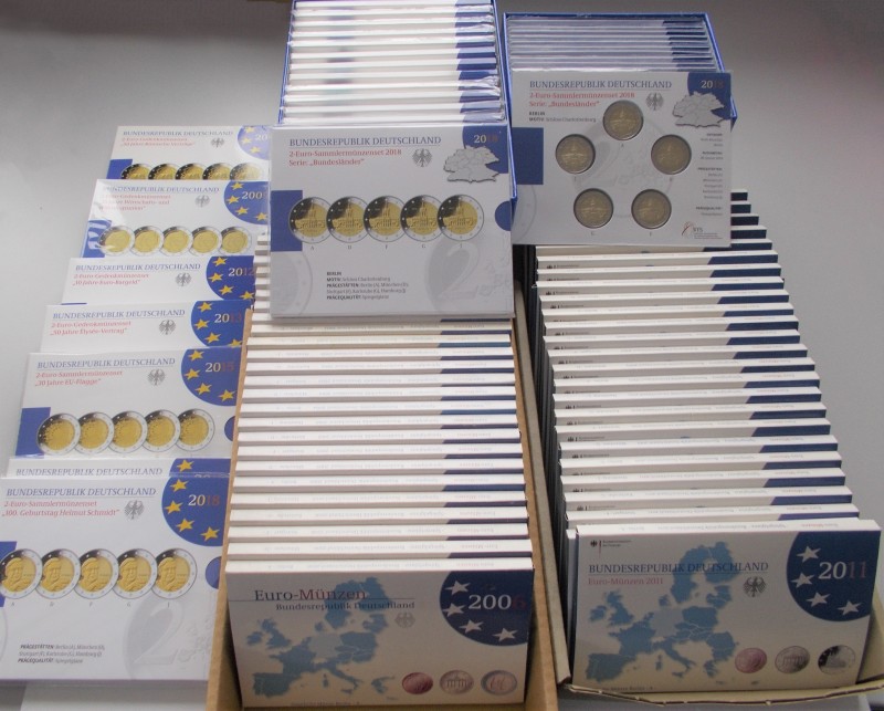 Deutschland: Sammlung von KMS und 2-Euro-Sammlermünzensets der BRD. KMS 2002-201...