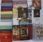 Vatikan: Kleine Sammlung an Gedenkmünzen aus Vatikan und San Marino. Dabei Vatikan 2004-2015 (ohne 2005) 12 Stück, in original Blister, San Marino 200...