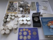 Deutschland: Eine Schachtel voll mit 5 DM, 10 DM, bisschen Kaiserreich und Ausland und ein paar wenige Medaillen und Banknoten.
 [differenzbesteuert]