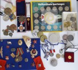 Medaillen: Lot diverse Medaillen, Abzeichen, Orden und PIN's. Dabei auch Ehrenzeichen deutscher Mütter in Silber, NSDAP PIN, Russische PIN's, Sportwag...