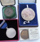 Medaillen alle Welt: Lot 4 Medaillen, Leipzig: Bronzemedaille 1913 des Deutschen Patriotenbundes, Völkerschlachtdenkmal bei Leipzig, im bedrucktem Ori...