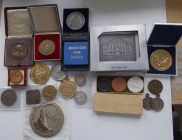 Medaillen Deutschland: Kleines Medaillen-Konvolut von insgesamt 23 Stück, meist mit Bezug zur Forst- und Jagdwirtschaft, aber auch dabei 3er Set Majol...