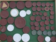 Medaillen Deutschland: Lot von insgesamt 57 Porzellan-Gedenkmünzen und Medaillen, u.a. dabei: Stadtgemeinde Waldenburg i. Schlesien, 20, 50 Pfennig un...