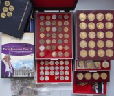 Medaillen Deutschland: Ein sehr schwerer Karton voll mit Medaillen (Motive: Papst, Fußball, Münzen/Banknoten auf Medaillen, Kopien der seltensten Münz...