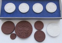 Medaillen Deutschland: Kleines Konvolut von 10 Porzellanmedaillen der Porzellanmanufaktur Meissen, u. a. dabei Einnahme von Kreta 20. Mai - 1. Juni 19...