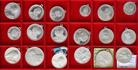 Medaillen Deutschland - Personen: Lot 18 diverse Aluminium Medaillen mit original Öse, überwiegend mit Persönlichkeiten wie Kaiser Wilhelm II., Kaiser...