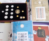Numisbriefe, Numisblätter: Zwei Leitz Ordner mit Numisbriefen der BRD 2002-2010, dazu noch eine edle Holzkassette 130 Jahre Deutsche Mark mit Repliken...