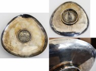 Varia, Sonstiges: Silberschale (Stempel Wilkens & Danger, Halbmond und Krone, 835), Dreieck oval, ca. 17 cm, 246,6 g, mit eingearbeiteten Silber Medai...
