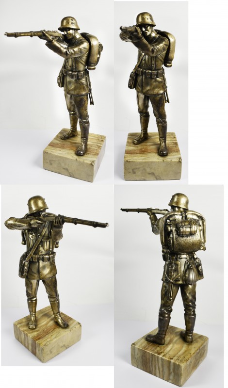 Varia, Sonstiges: Drittes Reich 1933-1945: Statue eines Soldaten der Wehrmacht, ...