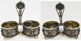 Varia, Sonstiges: Silberne Salz und Pfeffer Menagerie / Schale um 1875, teilvergoldet, dekoriert mit eingearbeiteten 12 x 2½ Silbergroschen um 1850 mi...