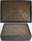 Varia, Sonstiges: Dekorative Holzschatulle mit 6 Kopien von Talern und Klippen. 20 cm x 14 cm x 5 cm, ca. 400 g.
 [differenzbesteuert]
Gebotslos, Zu...