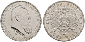 Silbermünzen des Kaiserreiches
Bayern
Luitpold, Prinzregent 1911. 5 Mark 1911 D. 90. Geburtstag. J. 50.
winzige Randfehler, vorzüglich-Stempelglanz...