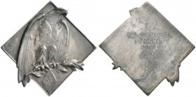 Drittes Reich
Klippenförmige Prämienmedaille aus versilberter Bronze o.J. (1944) unsigniert. Reichsadler mit Lorbeerzweig in den Fängen über dem Wapp...