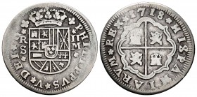 Felipe V (1700-1746). 2 reales. 1718. Sevilla. M. (Cal-977). Ag. 4,59 g. Rosetas acotando ceca, ensayador y valor. Rara. MBC-/BC+. Est...50,00. /// EN...