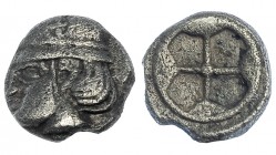 GALIA. Massalia. Litra (450-410 a.C.). A/ Cabeza masculina con casco con rueda a izq. R/ Rueda de 4 radios. AR 0'7 g. MBC. Escasa.
