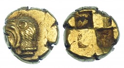 JONIA. Eritras. Hekte (c. 550-500 a.C.). A/ Cabeza de Herakles con leonté a izq., detrás clava poco visible. R/ Cuadrado incuso. EL-2,54 g. COP-No. BM...