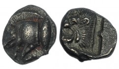 MISIA. Cízico. Óbolo (525-475 a.C.). A/ Prótomo de jabalí a izq., atún a der. R/ Cabeza de león a izq., dentro de cuadrado incuso. AR 1,13 g. COP-48. ...