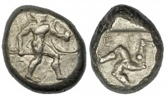 PANFILIA. Aspendo. Estátera (465-430 a.C.). A/ Guerrero avanzando a der. con escudo y lanza. R/ Trisqueles en cuadrado incuso, encima ES. Ar 10,93 g. ...