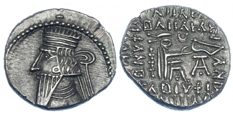PARTIA. Dracma. Vologases III. Ecbatana (105-147). R/ Sobre el arco, símbolo cre...