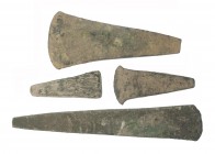 PREHISTORIA. Edad del Bronce. ca. 2250-1550 a.C. Cobre arsénico. Lote de 4 objetos: tres hachas y un punzón/lanza. Longitud 5,5-14,6 cm.
