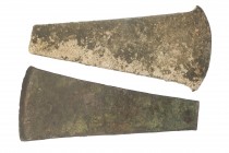 PREHISTORIA. Edad del Bronce. ca. 2250-1550 a.C. Cobre arsénico. Lote de 2 hachas. Longitud 13,1-13,8 cm.
