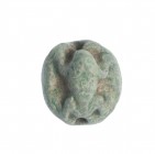 ANTIGUO EGIPTO. Imperio Nuevo. 1390-1353 a.C. Fayenza. Amuleto con representación de rana. Longitud 12 mm.