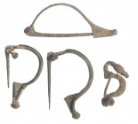 HISPANIA ANTIGUA y ROMA. IV a.C. y s. I d.C. Bronce. Lote de 4 fíbulas: una de tipo de La Tène y tres de tipo Aucissa. Longitud 3,9-6,1 cm.
