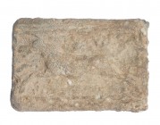 MUNDO ANTIGUO. Greco-romano. Plomo. Aplique / placa rectangular con representación de caballo al galope a izquierda. Longitud 7,6 cm.
