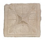 ROMA. Período Paleocristiano. IV-VI d.C. Barro cocido. Placa decorativa formada por una roseta de vientos con bulbo central o rueda enmarcada en una c...