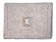 ROMA.Período Paleocristiano. IV-V d.C. Barro cocido. Placa decorativa formada por una roseta de vientos con bulbo central o rueda enmarcada en una cen...