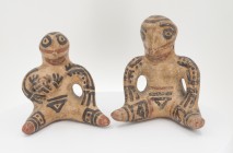PREHISPÁNICO. Cultura Chiriquí Clásica. 1100-1573 d.C. Terracota. Lote de 2 figuras femeninas de estilo Lagarto, sentadas con piernas abiertas y brazo...