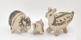 PREHISPÁNICO. Cultura Chancay. 1300-1450 d.C. Terracota de pasta blanca con deocración negra pintada. Lote de 3 recipientes zoomofros con orificio en ...