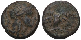 Pérgamo. AE15. Ae. 2,91 g. Cabeza de Atenea con casco ornamentado con estrella   /Búho de cara con alas abiertas en rama de palmera. AOHNAS. BC+. Est....