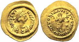 Justin I (518-527), Tremis, Constantinople, AD 518-527 AV (g 1,48 mm 17 h 6) IVSTI - NVS PP AVG, draped and cuirassed bust with pearl diadem to r., Rv...