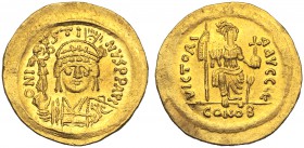 Justin II (565-578), Solidus, Constantinople, Officina E, AD 566 AV (g 4,47 mm 20 h 6) DN IVSTINVS PP AVC, helmeted and cuirassed bust facing, holding...