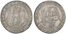 Augsburg
Taler 1624. Von vorn thronende Augusta, in der rechten Hand den Pinienzapfen, in der Linken eine Lanze, darunter die römische Jahreszahl in ...
