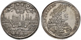 Augsburg
Silberne Ratsmedaille (1 1/4 Regimentstaler) 1672 unsigniert. Stadtansicht von Osten, darüber halten zwei schwebende Genien an einer Schnur ...