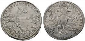 Frankfurt/Main
Taler 1696 (aus 1695). Stadtansicht von Westen, darüber ein schwebender Engel mit dem Frankfurter Wappenschild / Gekrönter Doppeladler...