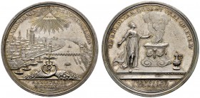Frankfurt/Main
Silbermedaille 1763 von J.L. Oexlein, auf den Frieden zu Hubertusburg. Stadtansicht unter strahlendem Dreieck, unten zwei Füllhörner u...