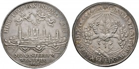 Münster
Silbermedaille 1648 von E. Ketteler, auf den Westfälischen Frieden. Stadtansicht von Südwesten, darüber zwei Engel mit Palmzweig und Posaune ...