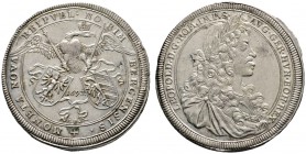 Nürnberg
Taler 1693. Nach links fliegender, gekrönter Adler mit zurück gewandtem Kopf, in den Fängen Schwert und Zepter sowie zwei Wappenschilde an B...