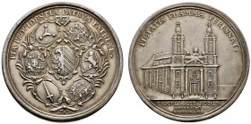 Nürnberg
Silbermedaille 1718 von M. Brunner, auf der Renovierung der St. Egidienkirche. Das zweigeteilte Stadtwappen, umgeben von einem Kranz von sec...