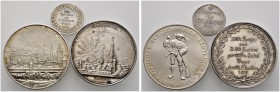 Reutlingen
Lot (3 Stücke): Silbermedaille 1817 von J.L. Wagner, auf das Reformationsjubiläum. Stadtansicht / Sieben Zeilen Schrift (41 mm, 28,58 g, S...