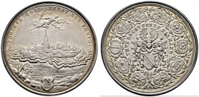 Straßburg
Silbermedaille o.J. (um 1650) unsigniert. Stadtansicht, darüber ein nach rechts fliegender Adler mit Palm- und Ölzweig, im Vordergrund ein ...
