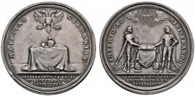 PFALZ-BAYERN
Silbermedaille 1745 von A. Vestner (Nürnberg). Auf einem tuchbedeckten Tisch liegen die Reichsinsig­nien (Krone, Reichsapfel und Zepter)...
