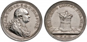 PFALZ-BAYERN
Silbermedaille 1792 von C. Destouches (München). Geharnischtes Brustbild des Kurfürsten mit langer Perücke nach rechts / Altarstein auf ...