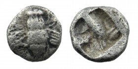 Ionia. Ephesos circa 550-500 BC. AR Obol
Bee / Incuse square punch
Karwiese Series V, 38.
0,43 gr. 8 mm