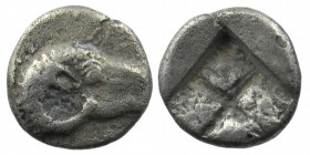 TROAS, Kebren. 5th century BC. AR Obol . R
Ram’s head right / Quadripartite incuse square.
SNG Ashmolean 1081.
0,84 gr. 10 mm