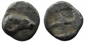 TROAS, Kebren. 5th century BC. AR Obol . R
Ram’s head right / Quadripartite incuse square. 
SNG Ashmolean 1081.
0,32 gr. 8 mm