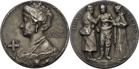 Erster Weltkrieg
 Silbermedaille 1914 (P. Sturm/Grünthal) Barmherzigkeit. Brustbild der Kaiserin Auguste Victoria nach links / Sanitäter verbindet ei...